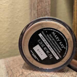 Mary Kay Setting Powder in Deep Beige
